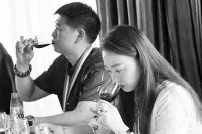 品酒师在首届国际葡萄酒（中国）大奖赛上品鉴葡萄酒。YMG记者唐克摄